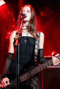 LEILA HARLAC: La joven artista argentina que conquista escenarios del rock internacional