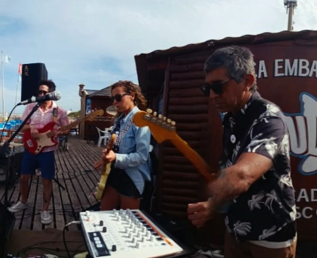 LOS ULTRAZÓNICOS SINTONIZAN SU PROPIA FRECUENCIA: SURF ROCK COSTERO, AUTOGESTIÓN Y EL LANZAMIENTO DE “SUPER SESSION”