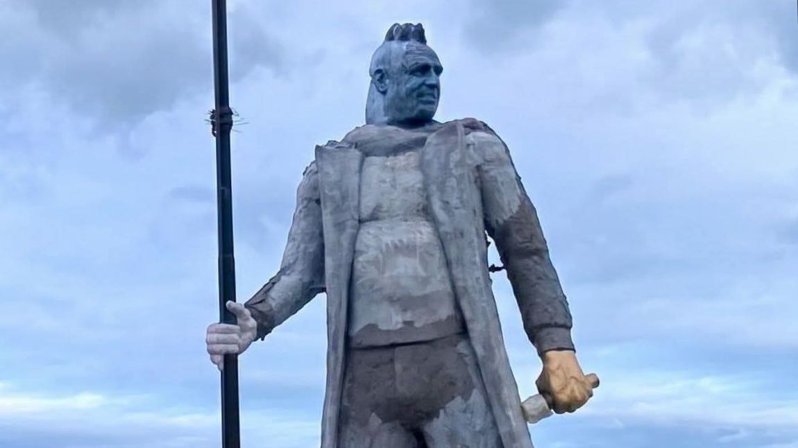 A TRES AÑOS DE LA MUERTE DE RICARDO IORIO, UNA ESTATUA GIGANTE BUSCA PERPETUAR SU LEGADO A TRES AÑOS DE LA MUERTE DE RICARDO IORIO, UNA ESTATUA GIGANTE BUSCA PERPETUAR SU LEGADO